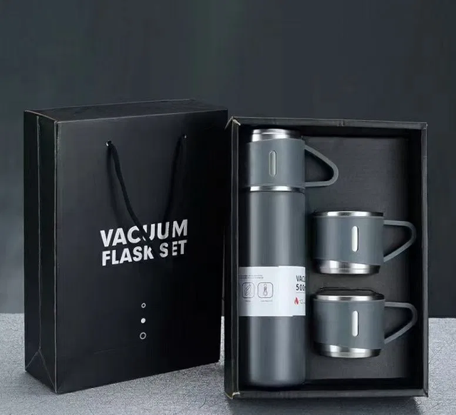 Термос с вакуумной изоляцией серый, Подарочный набор с 3 чашкам 500 мл Артикул: G69332145566 фото